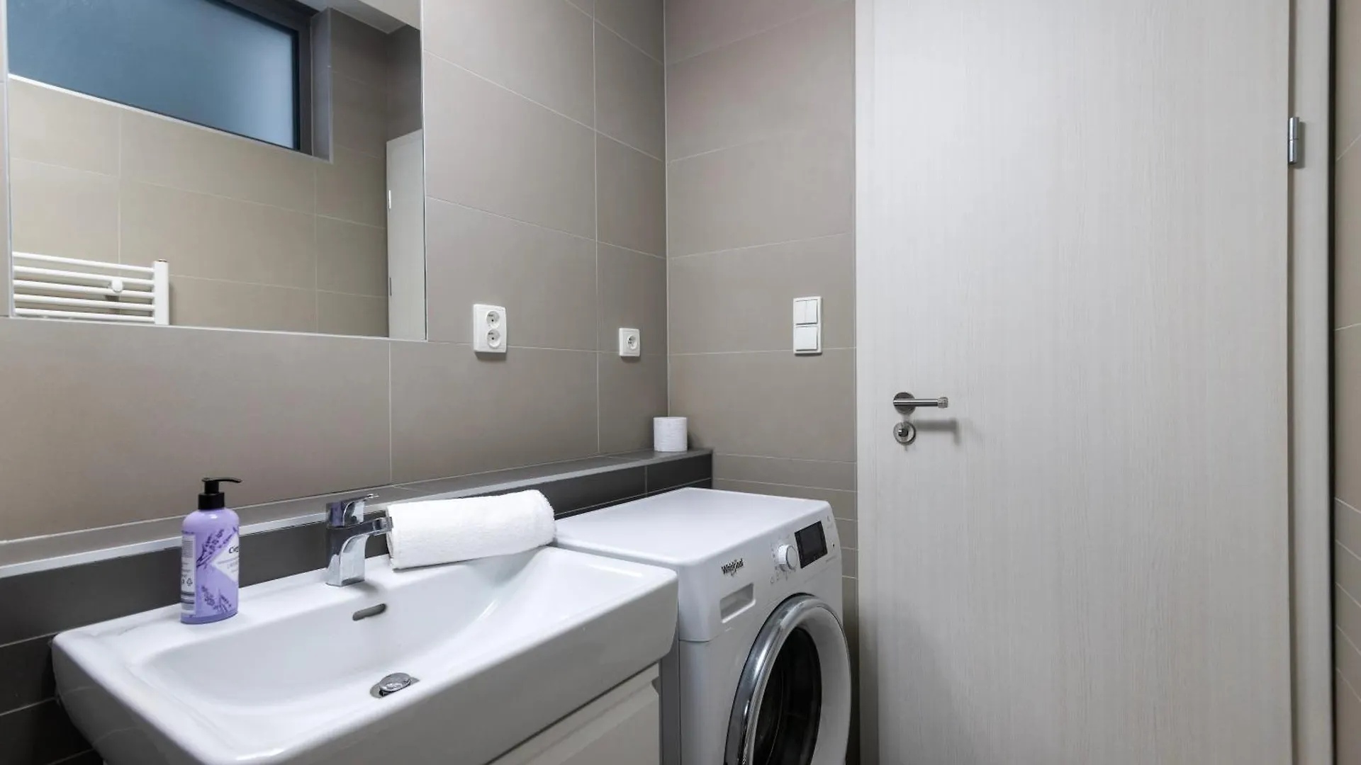 Apartment 12 Min Centrum, 200Mb Wifi, Onsite Supermarket Prag Tschechische Republik